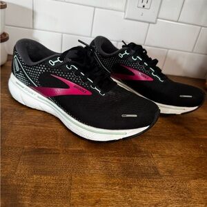 Brooks Women's Black and Pink Athletic Shoes